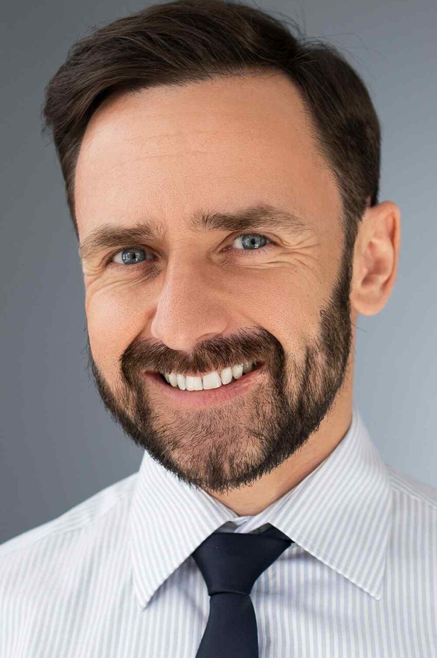 https://expresstradinghub.com/wp-content/uploads/2019/02/team_01-850x1280.jpg