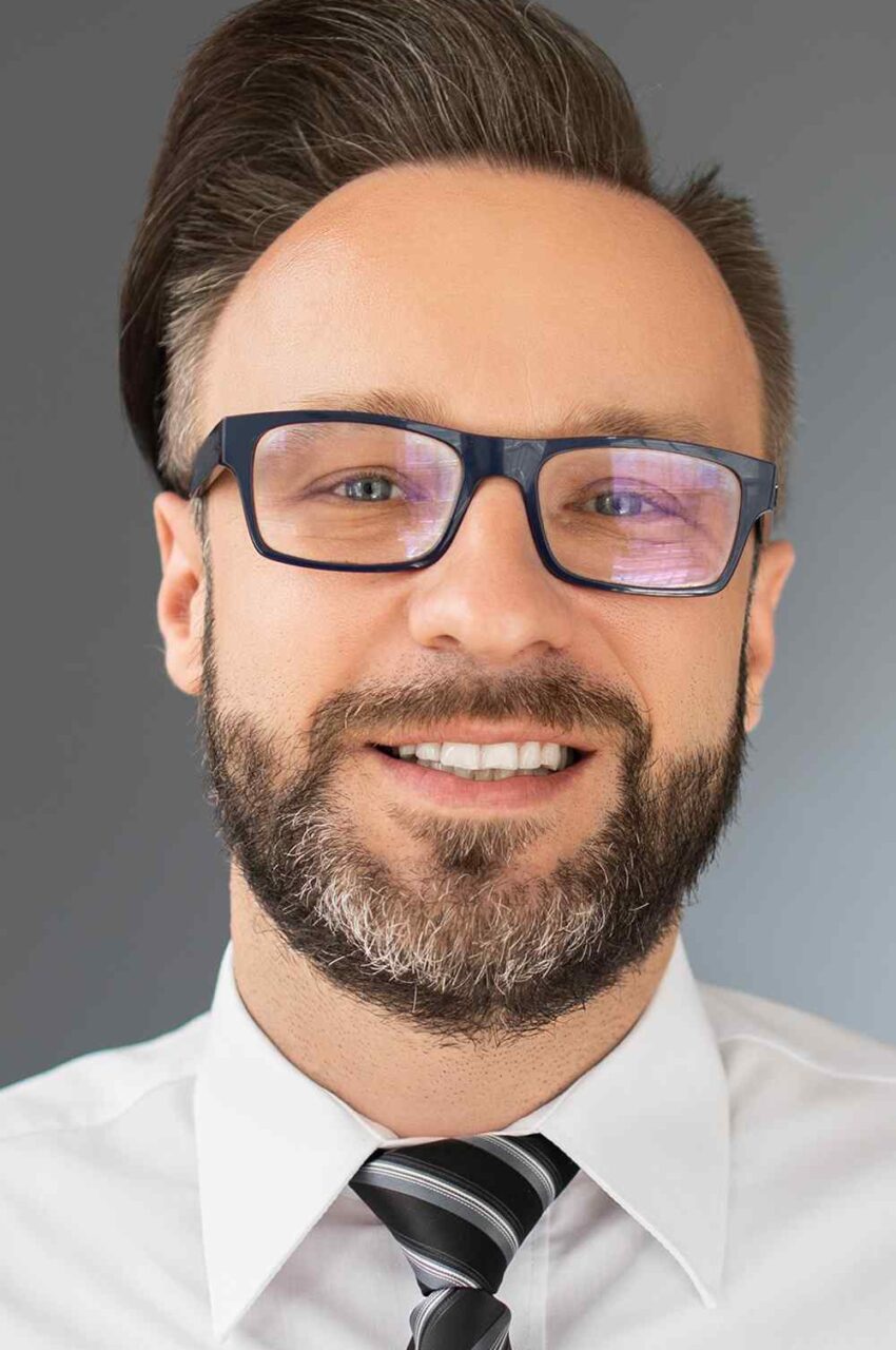 https://expresstradinghub.com/wp-content/uploads/2019/02/team_02-850x1280.jpg